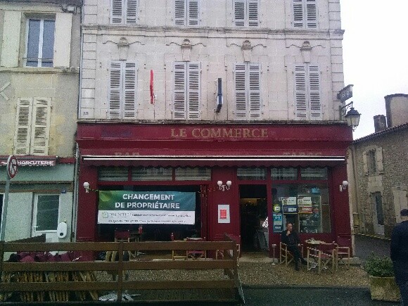 SAINT JEAN D'ANGELY : LE COMMERCE